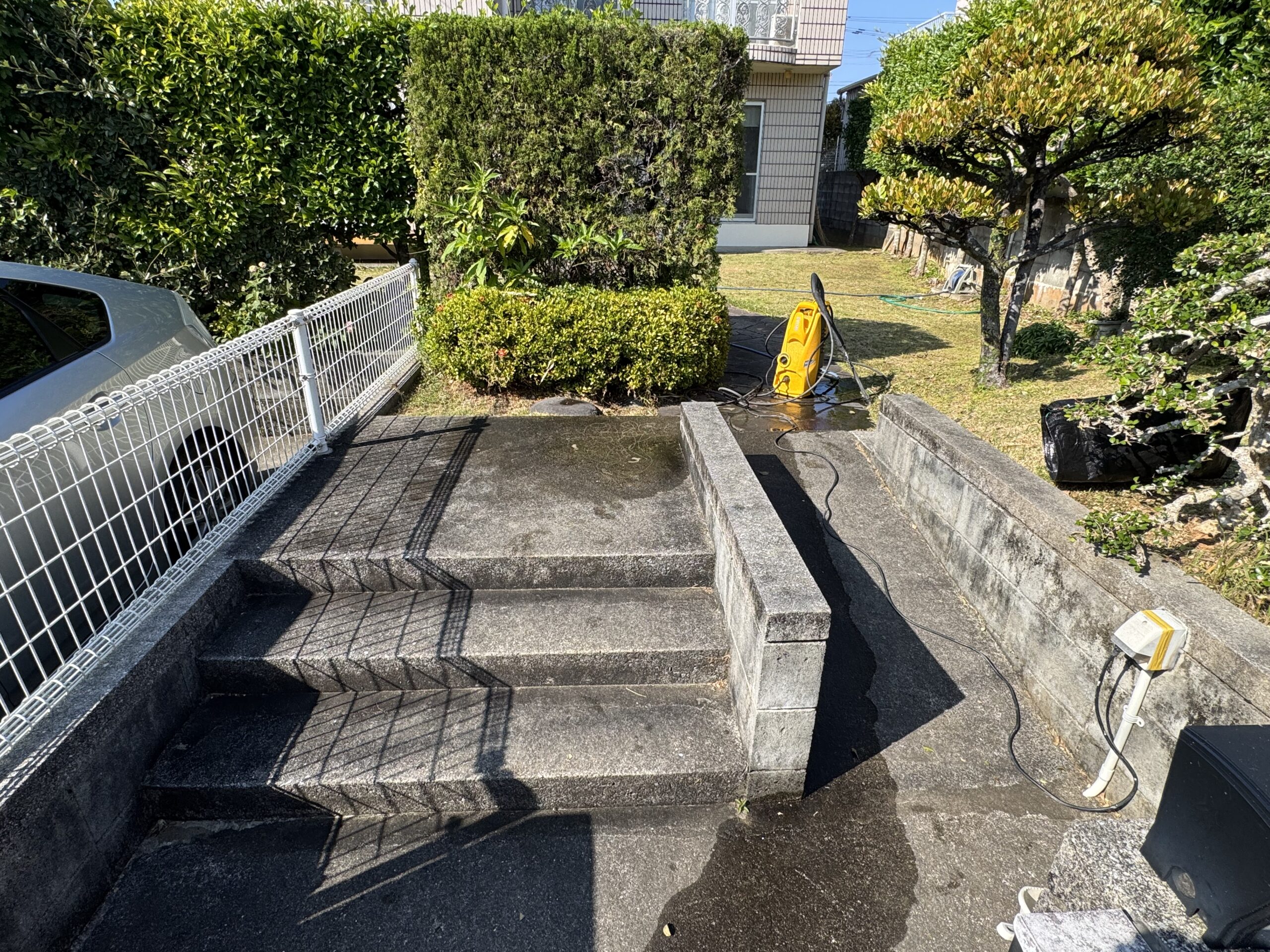 洗浄前の土間とアプローチの様子