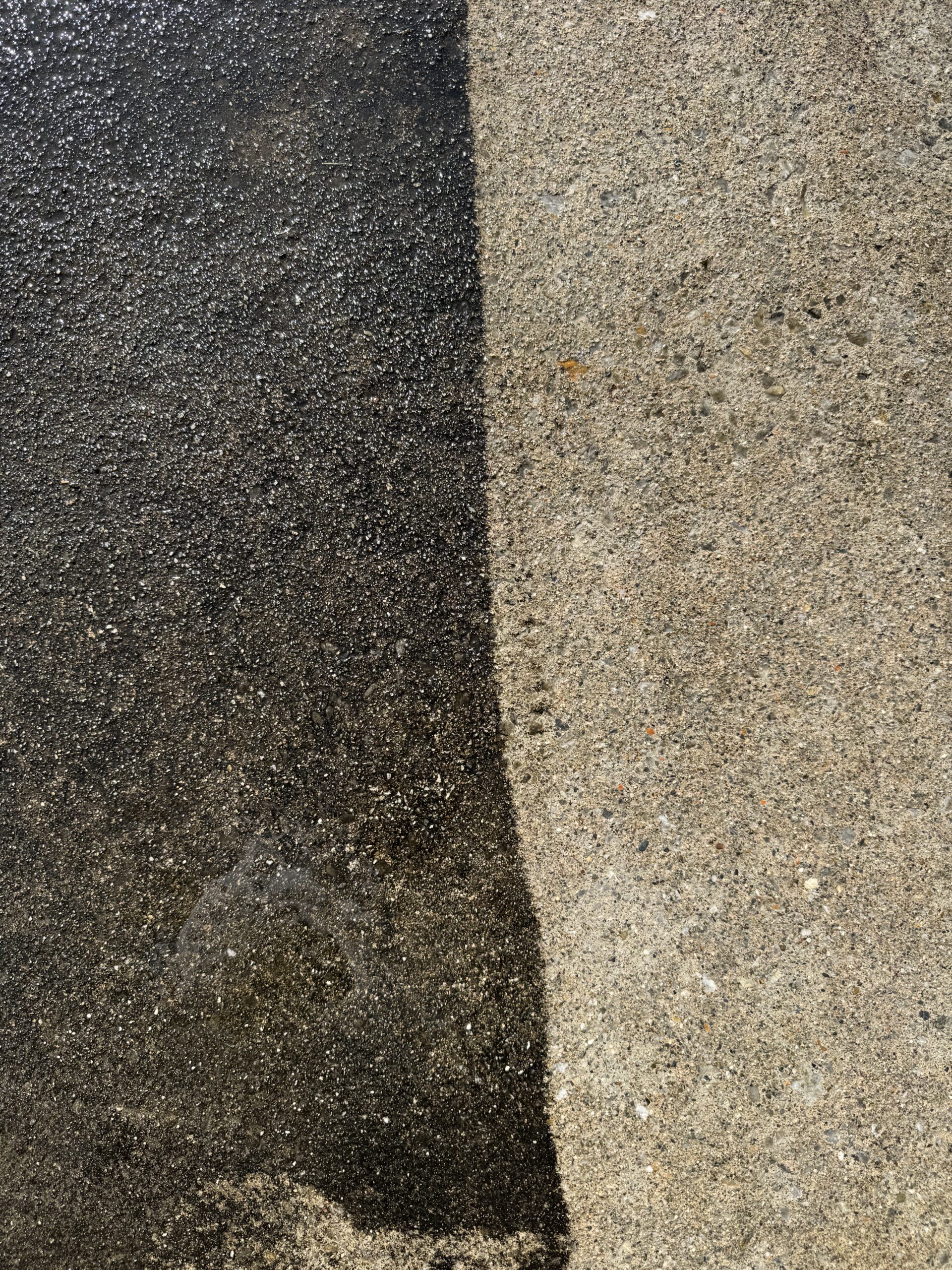 土間洗浄の境目が分かる施工中の様子